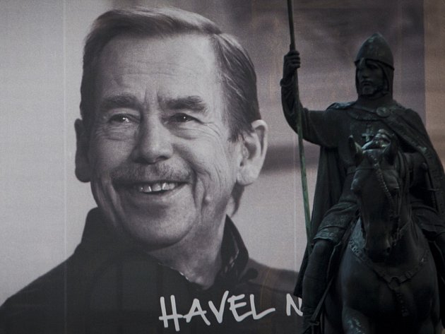 Aniž by po tom zvlášť toužil, události sametové revoluce vynesly přirozeného lídra politické a občanské opozice Václava Havla do čela republiky. Kampaň „Havel na Hrad“ je dodnes vnímána jako všelidové hnutí, „žijící“ v atmosféře porozumění a euforie.