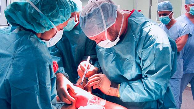 Operace rostoucí endoprotézy na ortopedické klinice Nemocnice Na Bulovce. Operuje MUDr. Jan Lesenský.