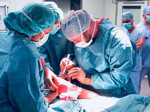 Operace rostoucí endoprotézy na ortopedické klinice Nemocnice Na Bulovce. Operuje MUDr. Jan Lesenský.