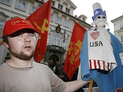 4.6. 2007 - demonstrace komunistického svazu mládeže před budovou amerického vyslanectví v Praze.