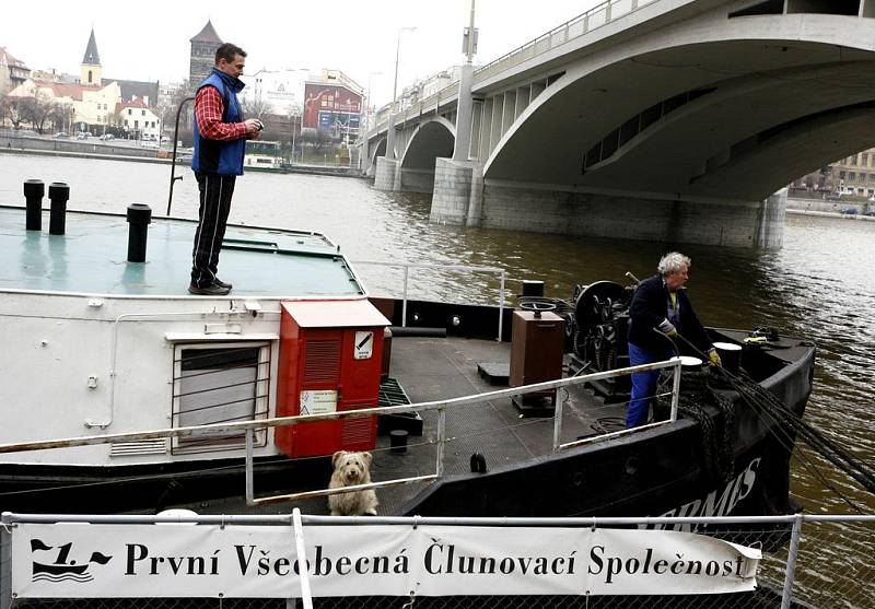 Kvůli možným záplavám byla 5. března převezena do bezpečí holešovického přístavu loď – ubytovna pro bezdomovce Hermes.