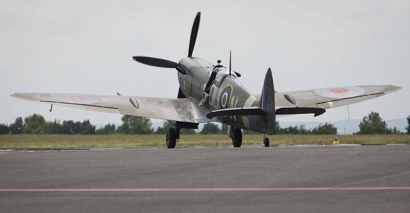 Součástí slavnostního odhalení památníku československým pilotům sloužícím za druhé světové války u RAF, které si nenechali ujít ani veteráni, byl přelet historického letounu Spitfire XVI, v němž létal slovenský pilot Otto Smik s 312. perutí.