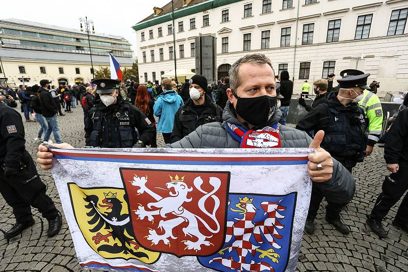 Demonstrace proti vládním opatřením na boj proti epidemii se na náměstí Republiky konala ve středu 28. října 2020.