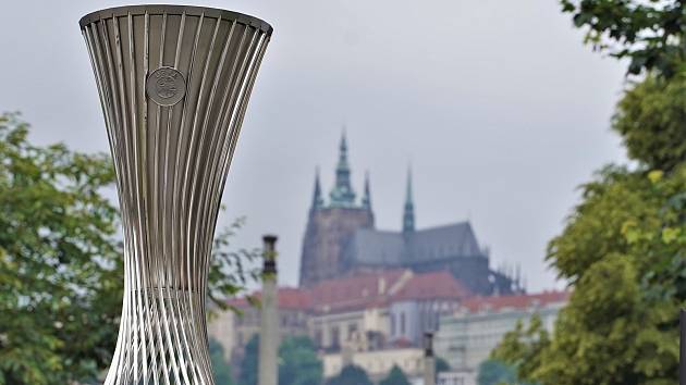 Pohár pro vítěze Evropské konferenční ligy je vystaven na náměstí Jana Palacha.