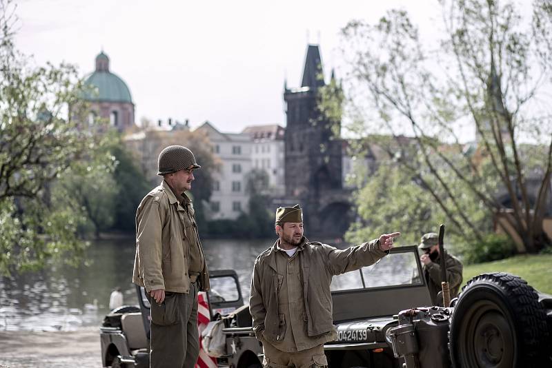 Příznivci historické techniky si v Praze 27. dubna každoroční jízdou amerických historických vojenských vozidel s názvem Convoy of Liberty připomněli konec 2. sv. války. První zastávkou konvoje byla tradičně americká ambasáda.