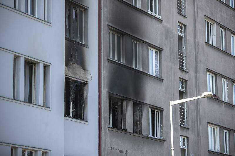 V pražské Strojnické ulici došlo 1. 7. 2020 k požáru a výbuchu v bytě. Hasiči vyhlásili druhý stupeň poplachu a evakuovali obyvatele domů.