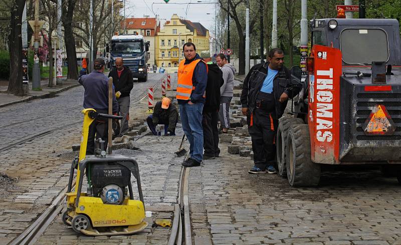 Oprava tramvajových kolejí v ulici Badeniho.