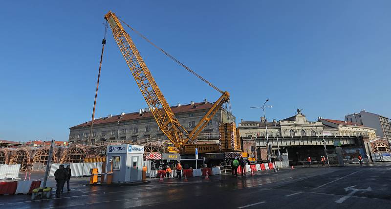 Jeřáb sundal z Negrelliho viaduktu ocelový most.