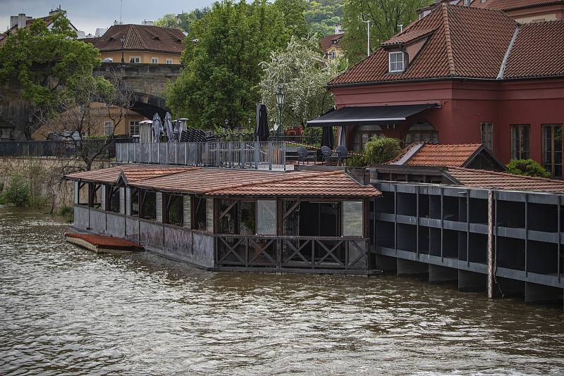 Protipovodňová vrata do Čertovky byla 14. května uzavřena z důvodu zvedání hladiny Vltavy po vydatných deštích.