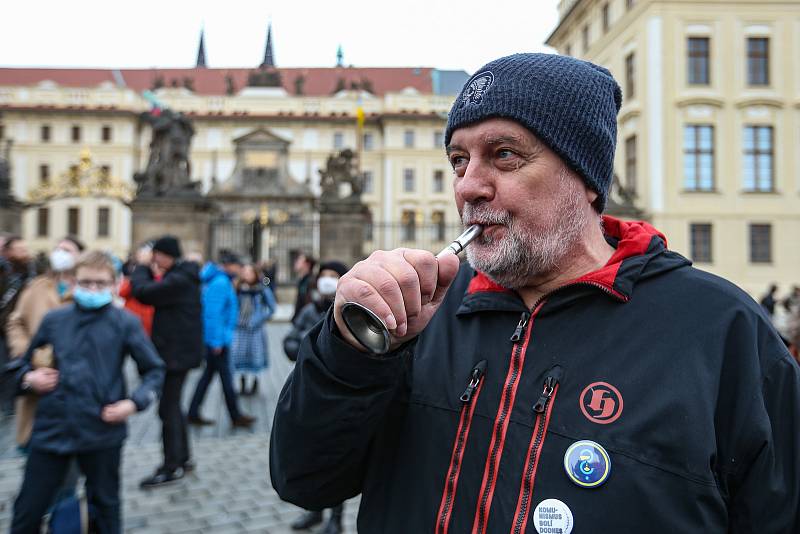 Protest proti udělení milosti prezidentem Milošem Zemanem šéfovi Lesní správy Lány Miloši Balákovi se konal u Pražského hradu 31. března 2022.