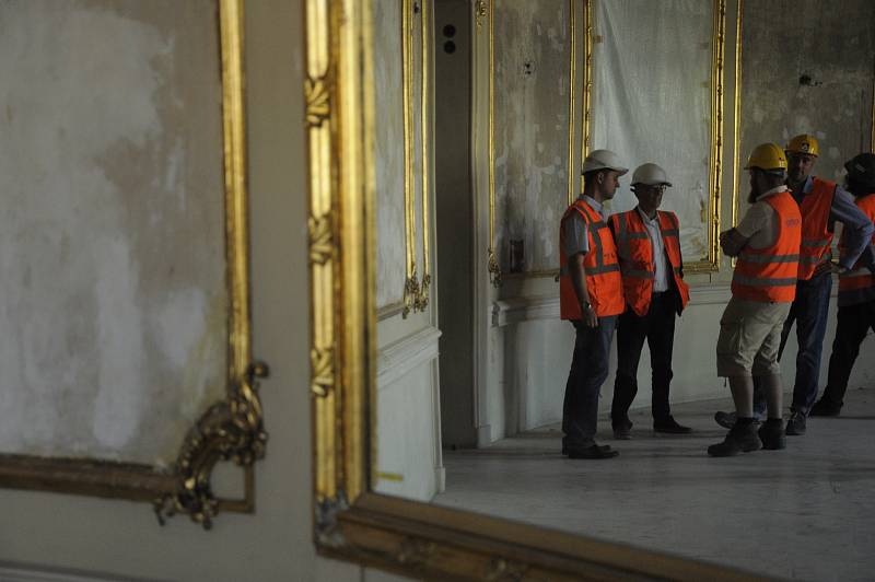 Ředitel Jan Burian, stavbyvedoucí Jan Křístek a další pracovníci konzultují průběh rekonstrukce ve foyer v prvním patře.