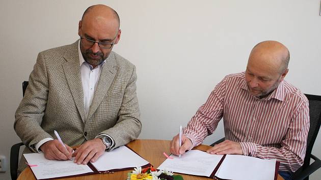Podpis memoranda o spolupráci mezi Středočeským krajem a pořadateli Noir Film Festivalu.