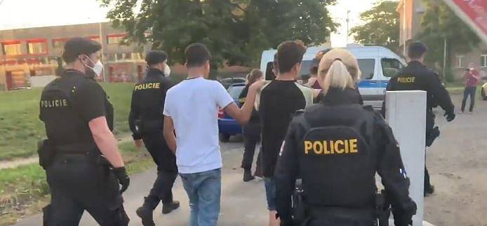 Policie zadržela v Holešovicích 29 migrantů.