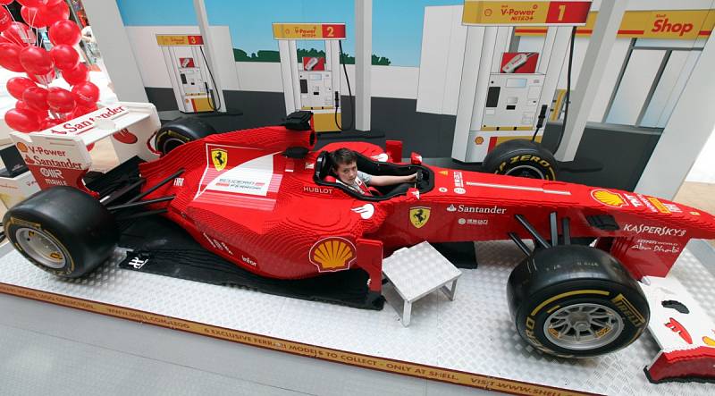 Ferrari z kostek LEGO v životní velikosti. Od 11. do 16.června se  stěhuje do Metropole Zličín. 