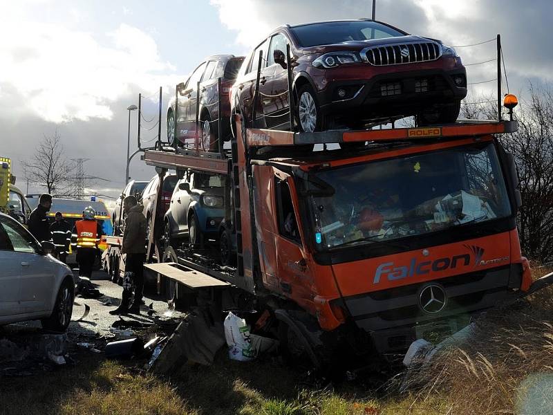 V Kunraticích došlo k dopravní nehodě autobusu MHD a nákladního auta