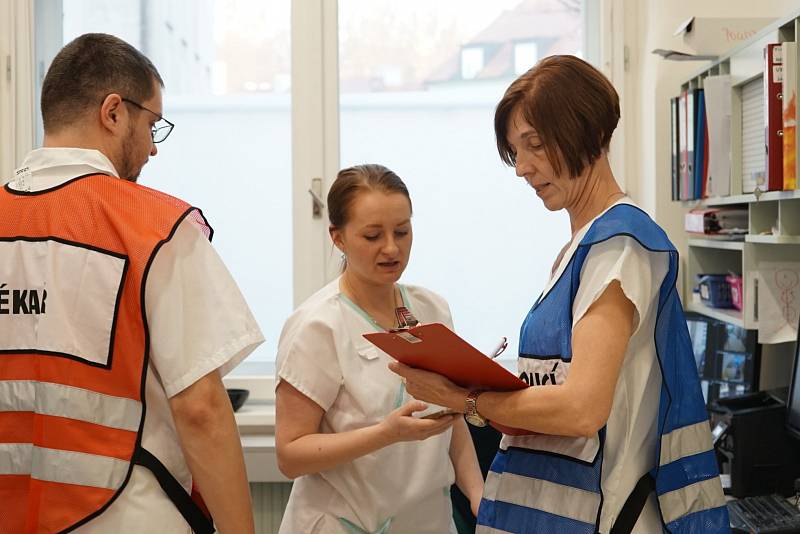 Cvičení k aktivaci traumatologického plánu ve Všeobecní fakultní nemocnici Praha.