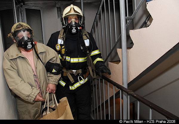 POŽÁR V DAŠKOVĚ ULICI. V Praze 12 ve čtvrtek 20.3. brzy ráno hořelo v desátém patře panelového domu. Hasiči museli evakuovat třicet lidí, sedm dalších muselo být  převezeno k ošetření.