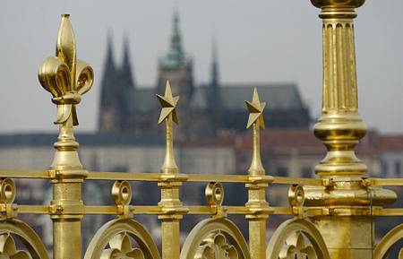 NÁRODNÍ DIVADLO SLAVÍ. Nově zrekonstruovaná zlatá korunka na střeše Národního divadla.