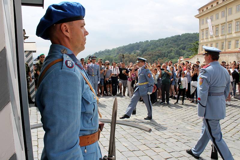 Hradní stráž v dobových uniformách na Pražském hradě.