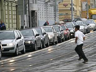 KOLONA AUT V RESSLOVĚ ULICI. Dopravní situaci včera dopoledne dosti zkomplikovalo uzavření ulice kvůli pietnímu aktu před chrámem Cyrila a Metoděje.