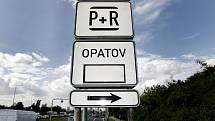 Záchytné parkoviště P+R (Park and Ride) v pražském Opatově.