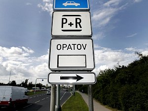 Záchytné parkoviště P+R (Park and Ride) v pražském Opatově.