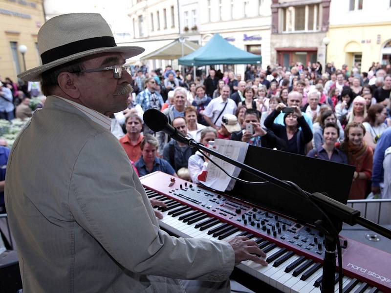 Z hudebního festivalu Léto na Jungmaňáku, který zahájil muzikant Jaroslav Uhlíř se svým bandem.