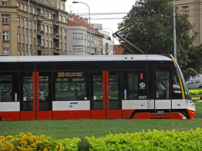 Tramvaj a autobus.