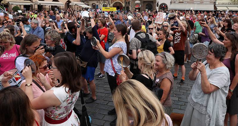 Pokličkový protest - poslední zvonění Babišovi na Staroměstském náměstí.