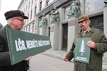 Protest Svazu mysliveckých sdružení v ČR, který požaduje revizi zákona o myslivosti týkající se pronájmu honiteb ve státních lesích, před budovou Ministerstva zemědělství v Praze.