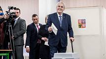 Prezident Miloš Zeman se svou ženou Ivanou volili 12. ledna na pražských Lužinách v prvním kole prezidentských voleb.