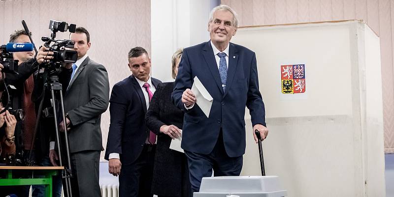 Prezident Miloš Zeman se svou ženou Ivanou volili 12. ledna na pražských Lužinách v prvním kole prezidentských voleb.