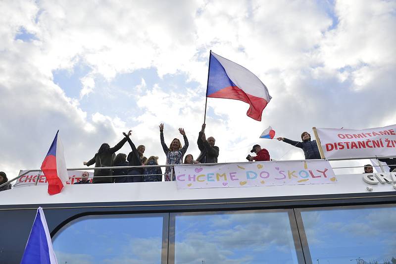 Protest proti zavření škol. Na Vltavu vyjely lodě s dýdžeji a protestujícími.