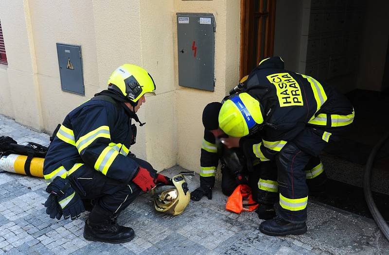 Zásah hasičů při požáru bytu v ulici U smaltovny.