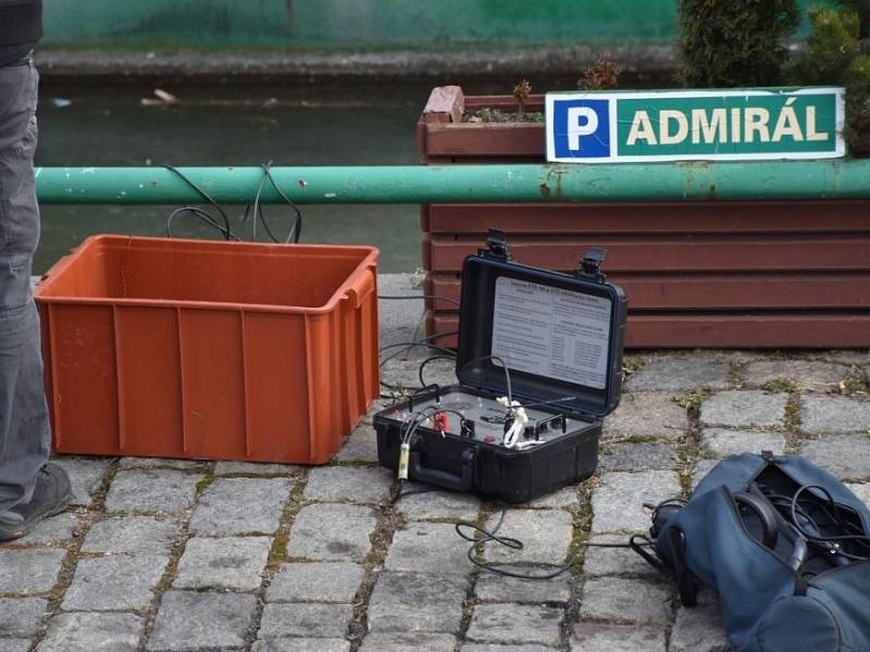 Policejní potápěči vytáhli z Vltavy trezor, ten odcizili pachatelé při vloupání do bytu v Praze 5