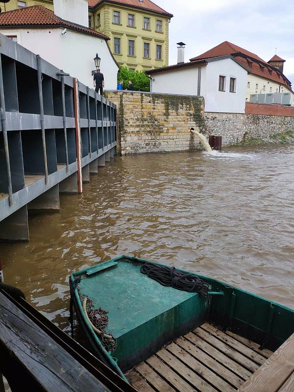 Uzavřená protipovodňová vrata na Čertovce.