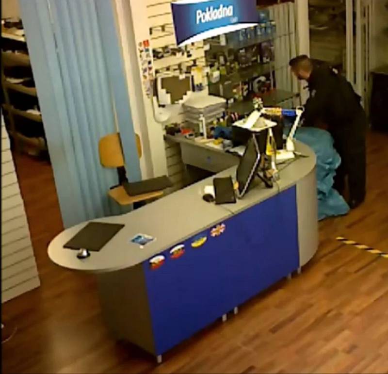 Muž podezřelý z krádeže v servisu elektroniky.