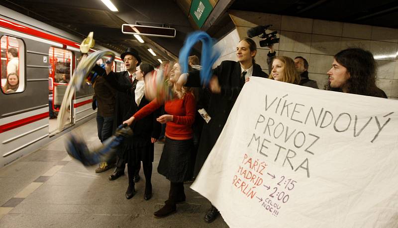 Happening rozloučení s posledním nočním metrem, který pořádalo Pražské fórum, proběhl 3. března ve stanici Muzeum v pražském metru. 