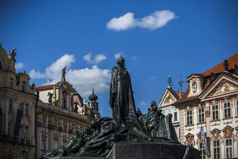 Znovuodhalení zrestaurovaného pomníku Mistra Jana Husa při příležitosti stého výročí od jeho vzniku proběhlo 2. června na pražském Staroměstském náměstí