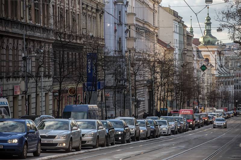 Kvůli noční havárii vodovodního potrubí je od pondělního zcela uzavřena Sokolská ulice v centru Prahy u křižovatky s Ječnou.