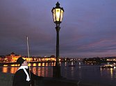 Lampář na Karlově mostě.