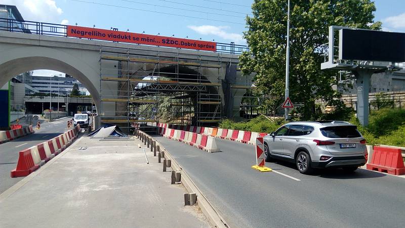 Přípravy na nové otevření Negrelliho viaduktu, jako třeba další zatěžovací zkoušky, omezily provoz na Rohanském nábřeží.