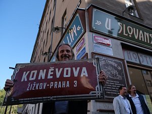Odhalení první uliční cedule Hartigova v bývalé Koněvově ulici v Praze 3.