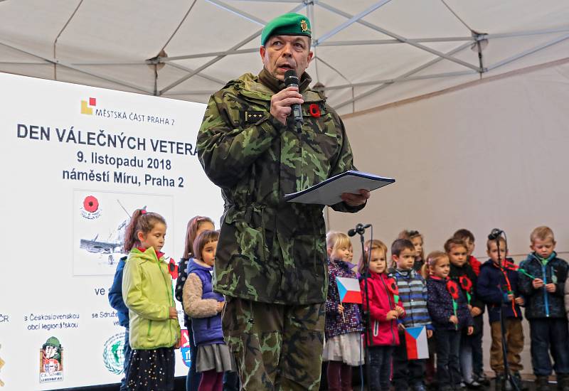 Den veteránů a výstava vojenské techniky na náměstí Míru.