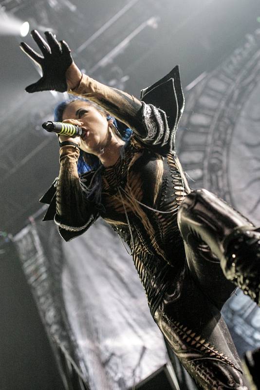 Deathmetaloví Arch Enemy s démonickou zpěvačkou Alissou.