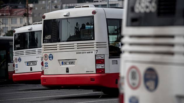 Autobusy městské hromadné dopravy Dopravního podniku značky SOR stojící na autobusovém nádraží Na Knížecích v Praze.