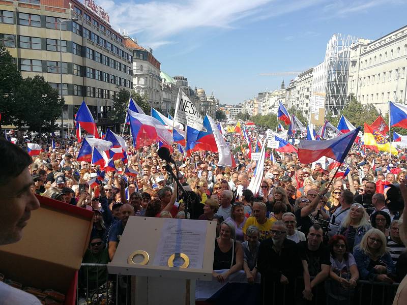 Z demonstrace s názvem Česká republika na 1. místě na Václavském náměstí v Praze.