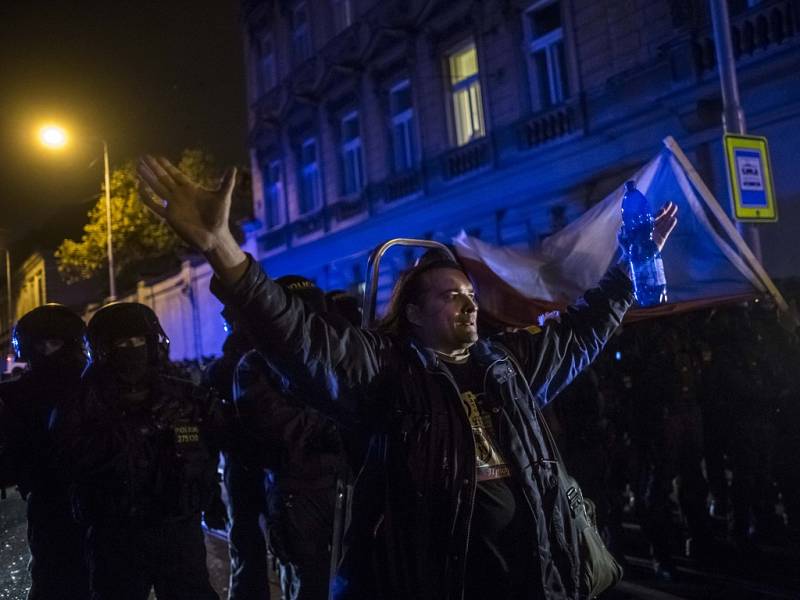 26. výročí Sametové revoluce 17. listopadu před Úřadem vlády v Praze. Policie musela rozehnat dav.