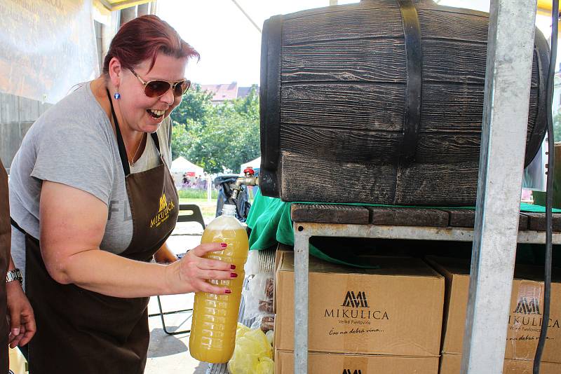 Vinohradské vinobraní. Festival vína na náměstí Jiřího z Poděbrad v Praze 3.