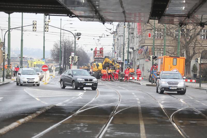 Rašínovo nábřeží - začala oprava tramvajové trati, automobilová doprava je svedena na náplavku ve směru na Podolí.